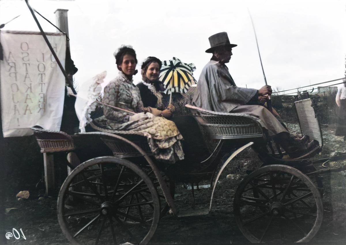 Lastenpäivät, juhlakulkue elokuussa 1922. (1922, Helsingin kaupunginmuseo)

Alkuperäisen valokuvan on ottanut Ivan Timiriasew. Tämä kuva on keinotekoisesti väritetty DeOldify-algoritmilla.