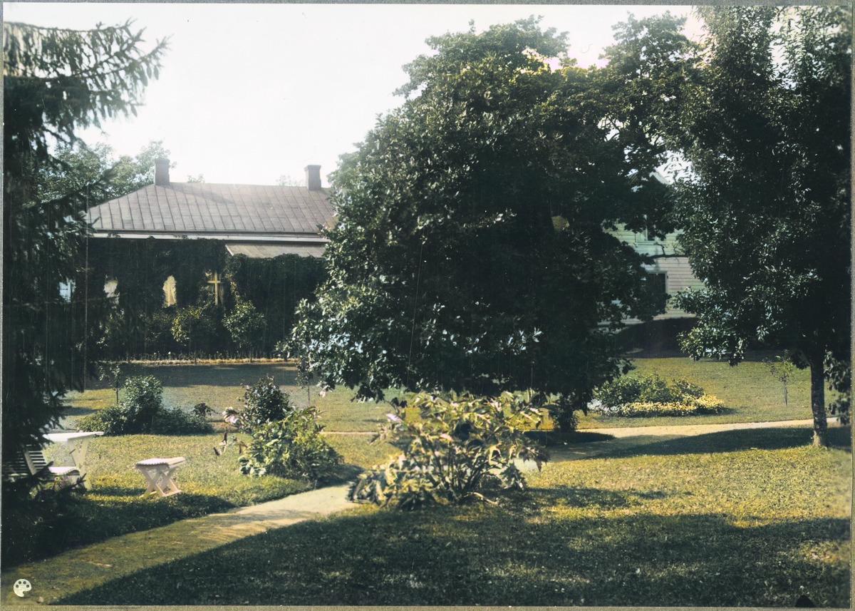 Palikaisten kartano. (1913, Museovirasto, Historian kuvakokoelma)

Alkuperäisen valokuvan on ottanut Signe Brander. Tämä kuva on keinotekoisesti väritetty DeOldify-algoritmilla.