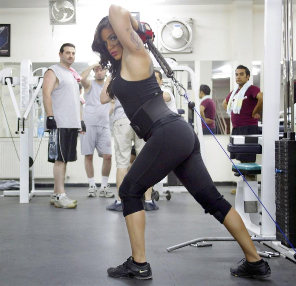 Farah Malhass salilla, omegaurokset katselevat kateina vieressä.