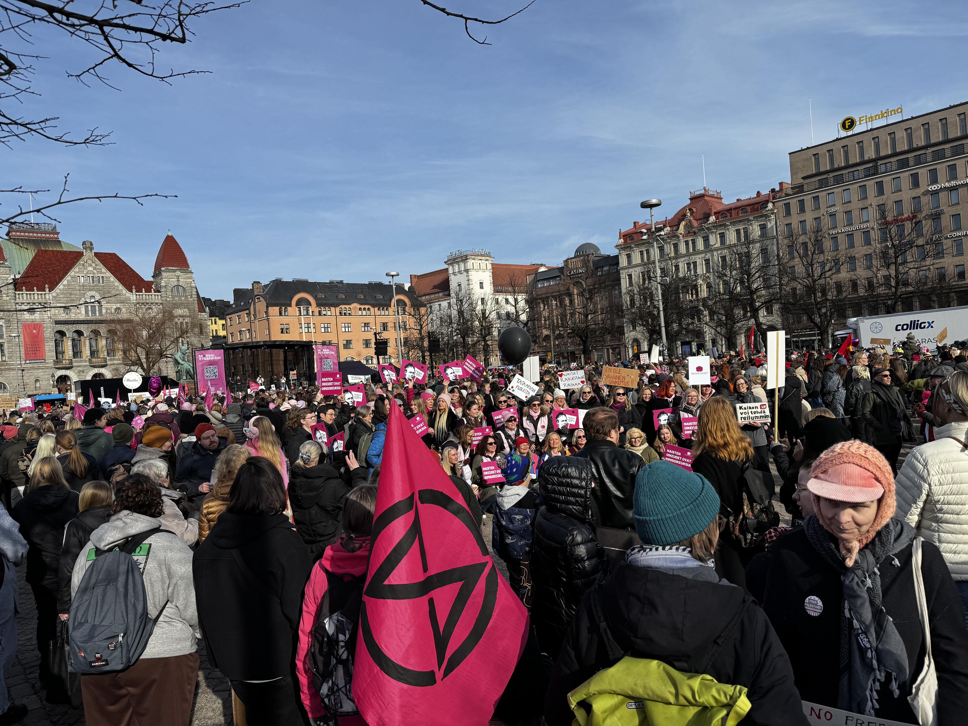 Mielenosoittajia rautatientorilla, sininen taivas