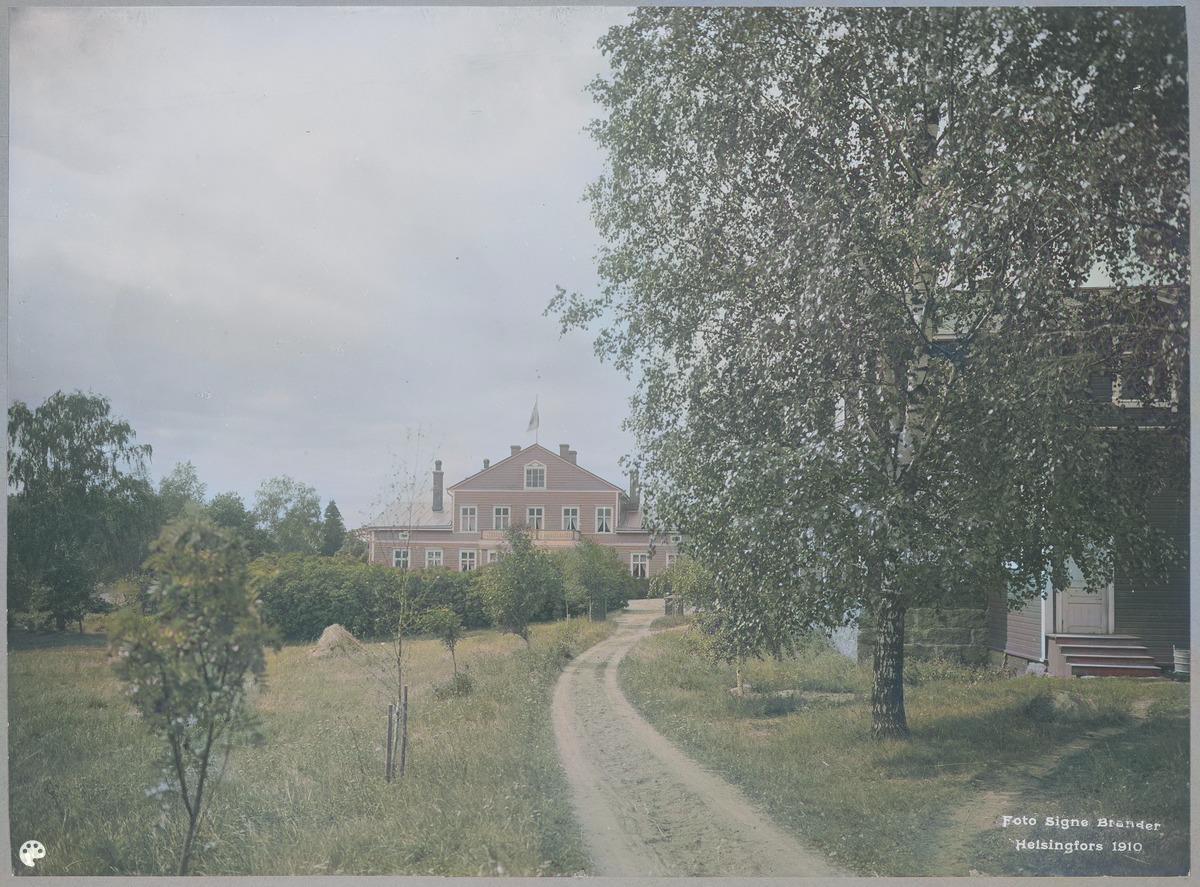 Stensbölen kartanon päärakennus tien päässä. (1910, Museovirasto, Historian kuvakokoelma)

Alkuperäisen valokuvan on ottanut Signe Brander. Tämä kuva on keinotekoisesti väritetty DeOldify-algoritmilla.