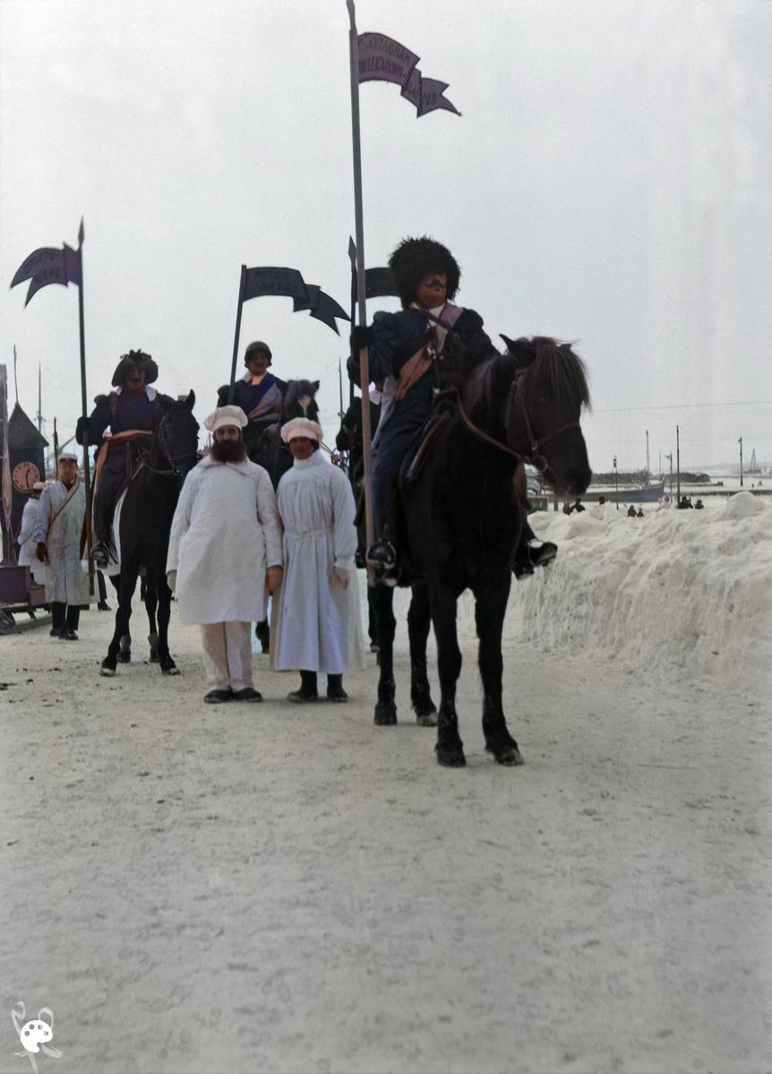 Teekkarien mainoskulkue vuoden 1924 olympiarahaston kartuttamiseksi. (1924, Helsingin kaupunginmuseo)

Alkuperäisen valokuvan on ottanut Ivan Timiriasew. Tämä kuva on keinotekoisesti väritetty DeOldify-algoritmilla.