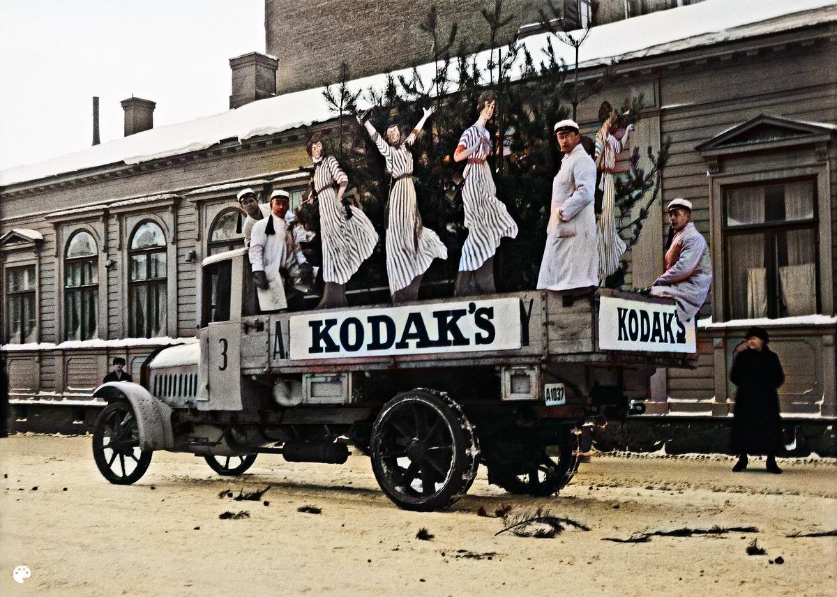 Kodakin mainosauto vuoden 1924 olympiarahaston kartuttamiseksi järjestetyssä teekkareiden mainoskulkueessa 2. (1924, Helsingin kaupunginmuseo)

Alkuperäisen valokuvan on ottanut Ivan Timiriasew. Tämä kuva on keinotekoisesti väritetty DeOldify-algoritmilla.