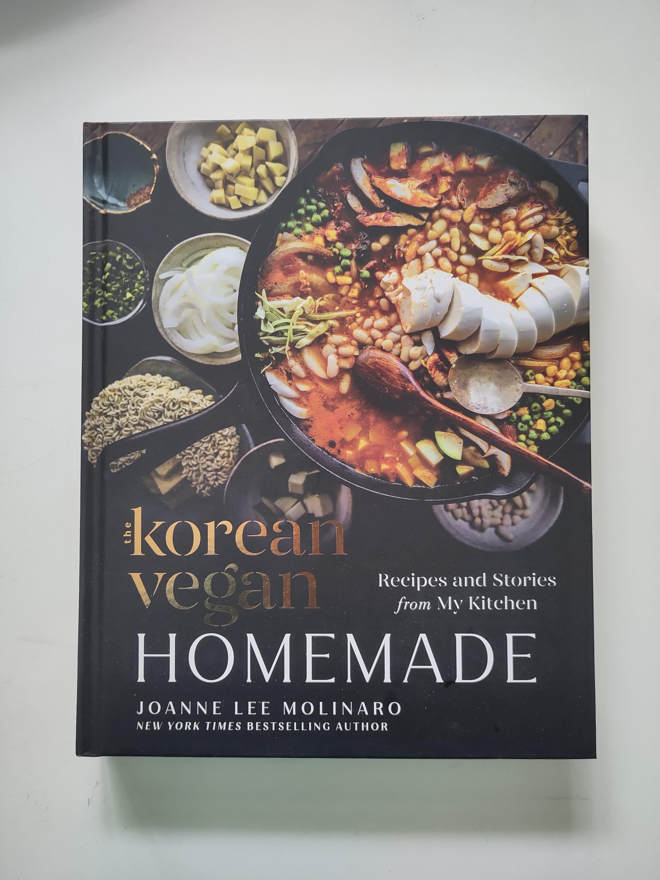 Kirjan kansikuva, jossa paistinpannussa pääruoka ja pienissä astioissa lisukkeita.