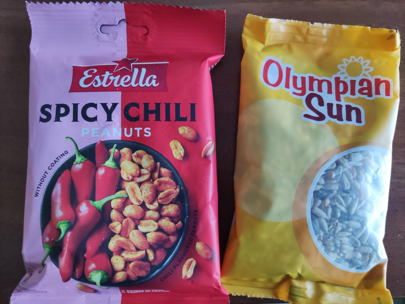 Kuva jossa maapähkinäpussi (Estrella spicy chili peanuts) ja siemenpussi (Olympian Sun)