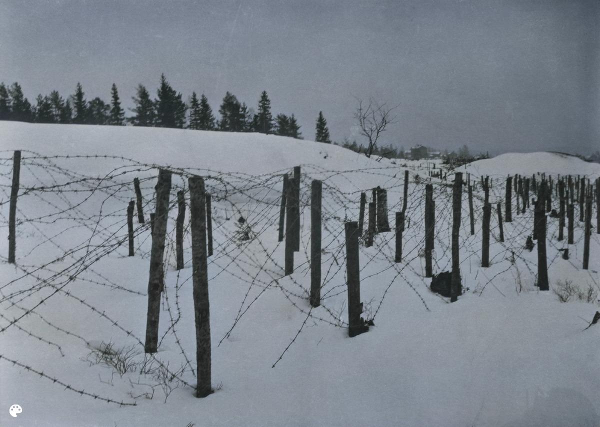 Venäläisten rakentama piikkilankavarustus Alppilan (ravintola Alphyddan)  takana ensimmäisen maailmansodan aikana 1914. (1914, Helsingin kaupunginmuseo)

Alkuperäisen valokuvan on ottanut Ivan Timiriasew. Tämä kuva on keinotekoisesti väritetty DeOldify-algoritmilla.
