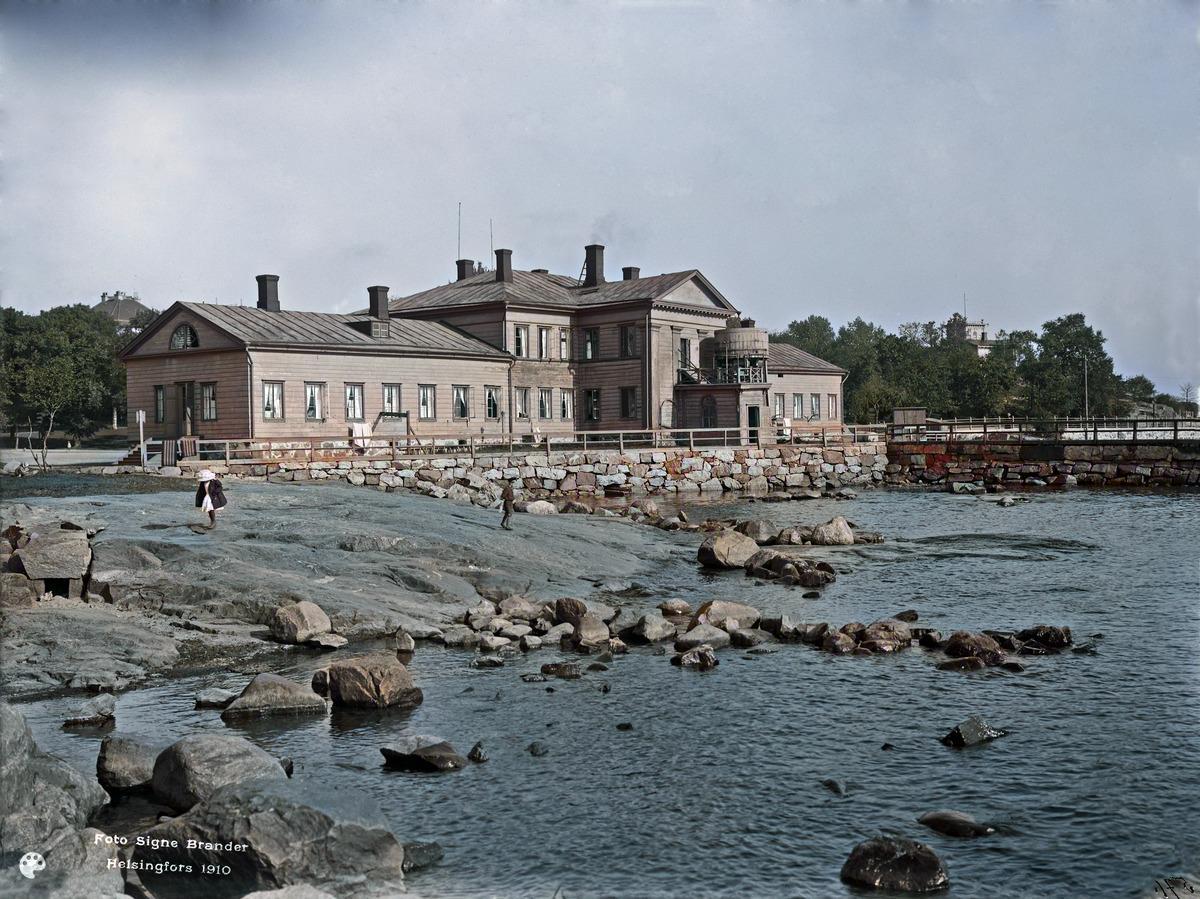 Kaivopuisto. (1910, Helsingin kaupunginmuseo)

Alkuperäisen valokuvan on ottanut Signe Brander. Tämä kuva on keinotekoisesti väritetty DeOldify-algoritmilla.