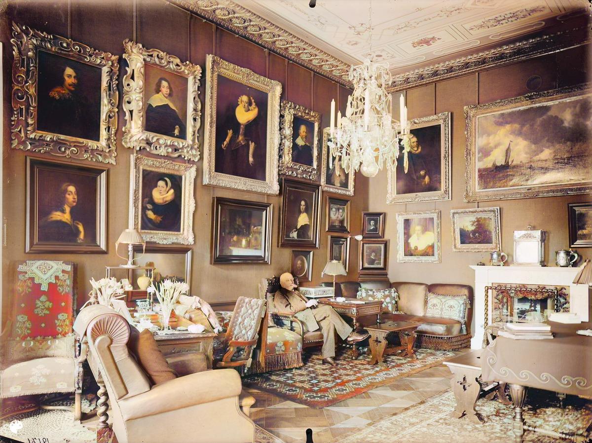 Sinebrychoffin perheen salonki. (1910, Museovirasto, Historian kuvakokoelma)

Alkuperäisen valokuvan on ottanut Signe Brander. Tämä kuva on keinotekoisesti väritetty DeOldify-algoritmilla.