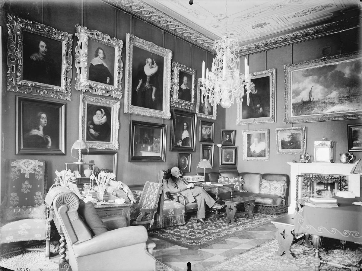 Sinebrychoffin perheen salonki. (1910, Museovirasto, Historian kuvakokoelma)

Alkuperäinen mustavalkoinen valokuva, jonka on ottanut Signe Brander.