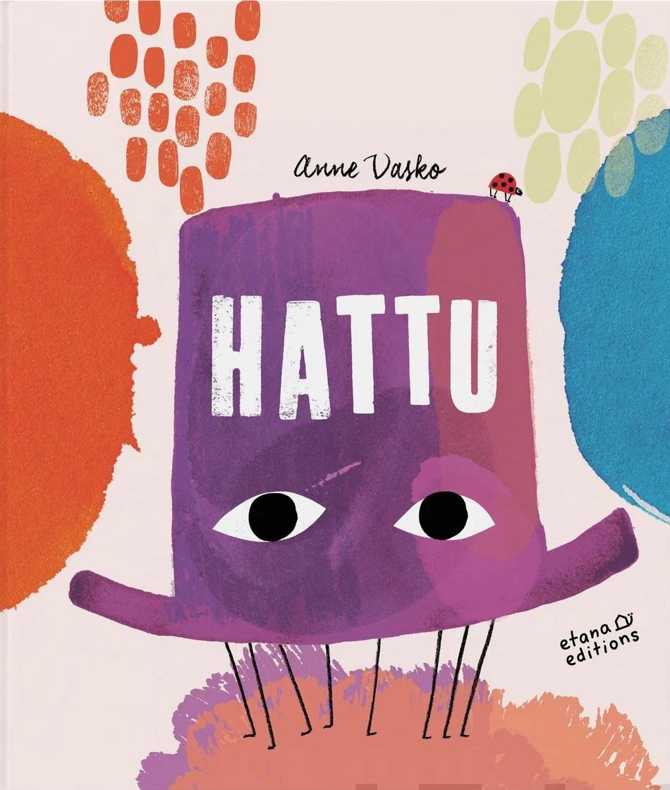 Hattu-kirjan kannessa on maalaus violetista silinterihatusta, jolla on isot silmät ja josta pilkottaa kahdeksan tikkumaista jalkaa.