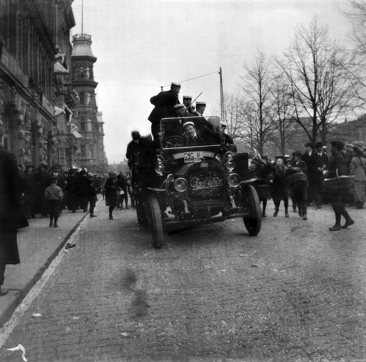 Vapunviettoa Pohjois Esplanaadikadulla. (1910, Helsingin kaupunginmuseo)

Alkuperäinen mustavalkoinen valokuva, jonka on ottanut Ivan Timiriasew.