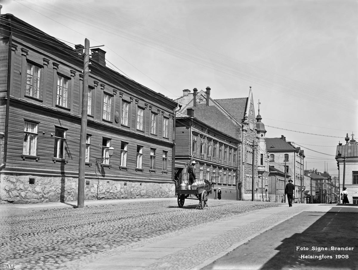 Kasarmikatu 36, 38, 40, 42. (1908, Helsingin kaupunginmuseo)

Alkuperäinen mustavalkoinen valokuva, jonka on ottanut Signe Brander.
