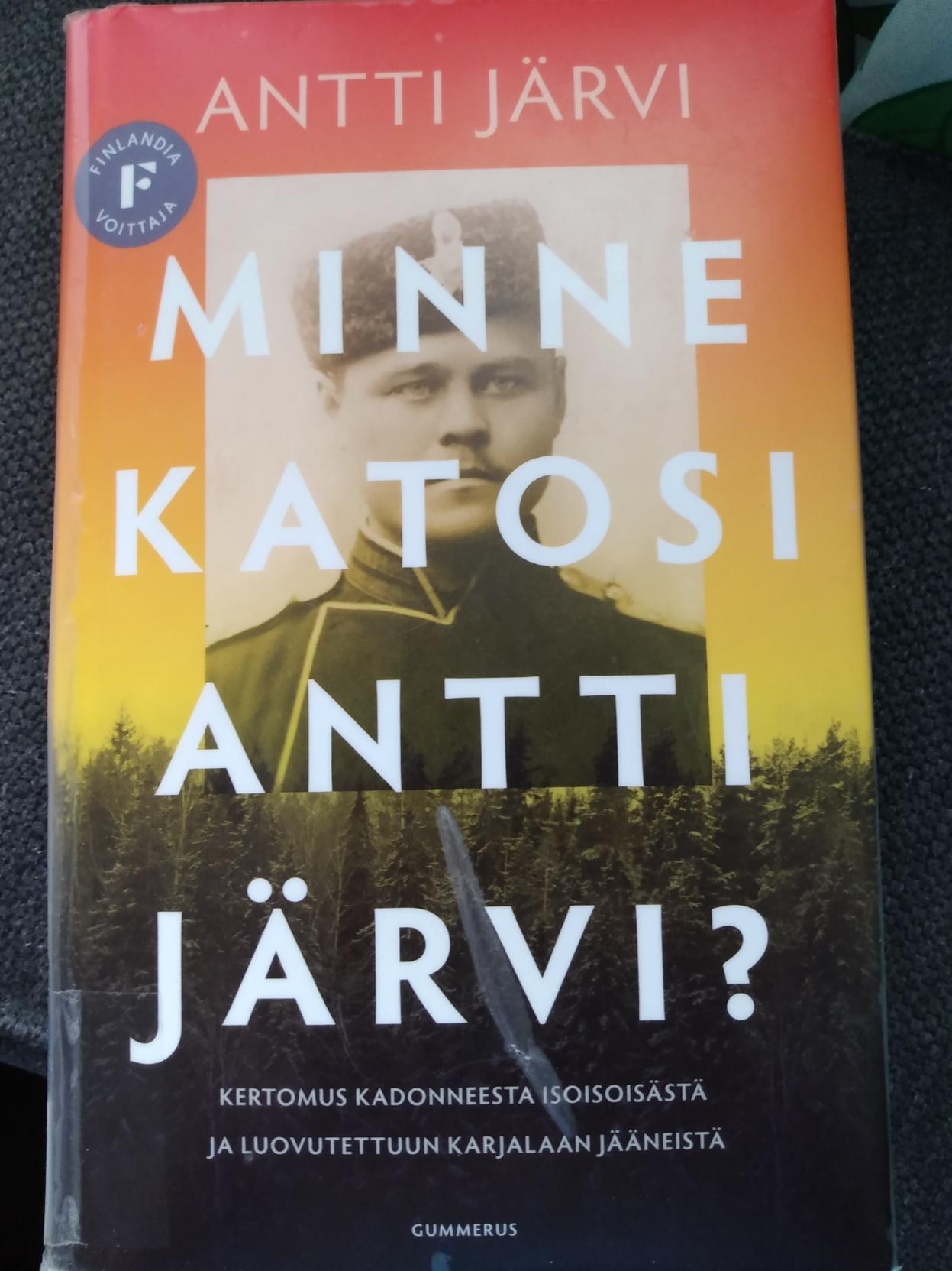 Kirjan kansi, jossa on mustavalkoinen valokuva miehestä univormussa. Kuvan taustalla on punakeltainen taivas ja puunlatvoja.