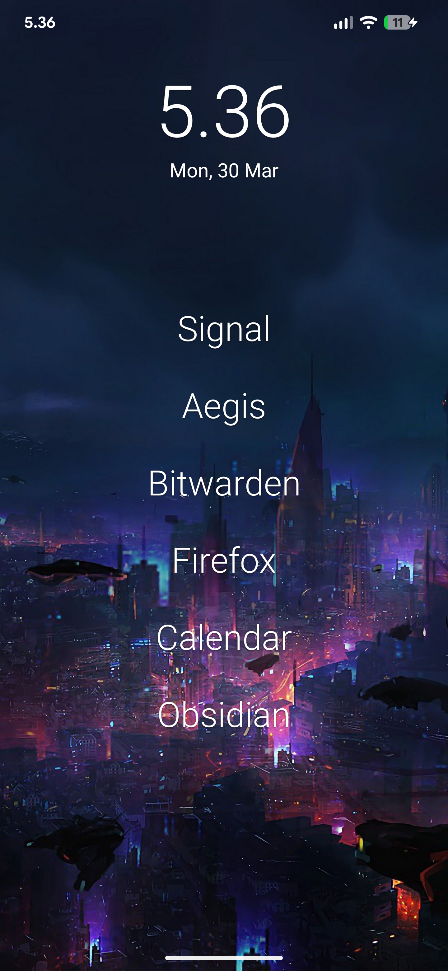 Kuvarutukaappaus OLaucherista. Ruudulla näkyy vain kellonaika sekä kahdeksan sovelluksen pikakuvakkeet, jotka ovat pelkkää tekstiä.