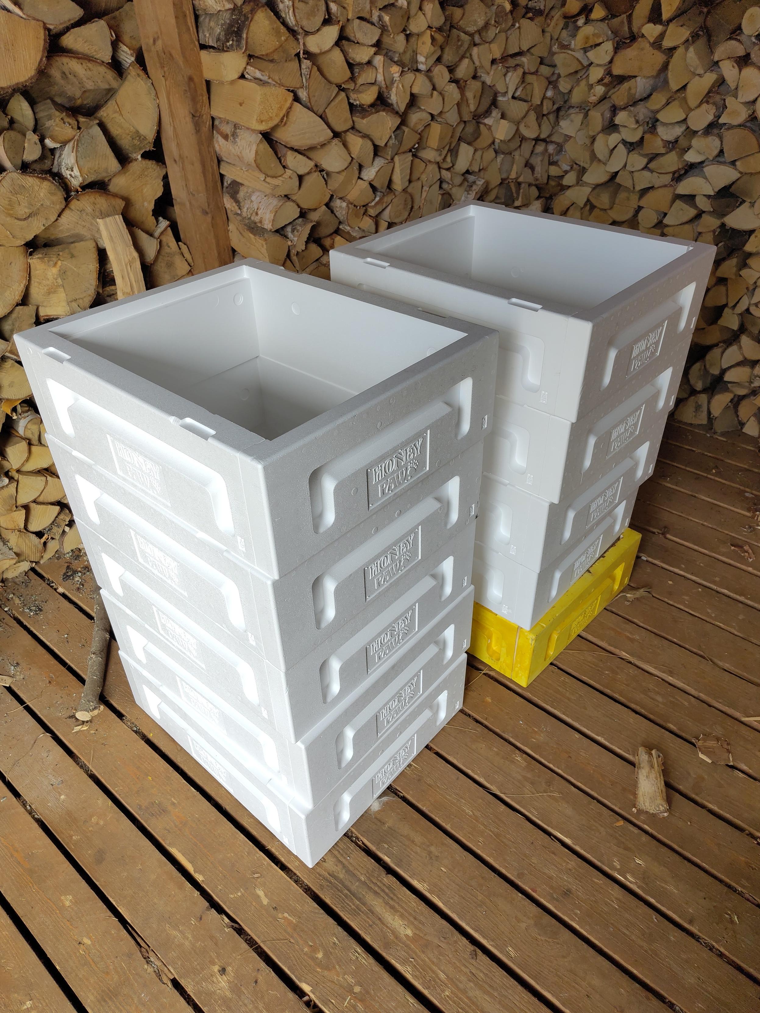 Mehiläispesälaatikoita puuvajassa.