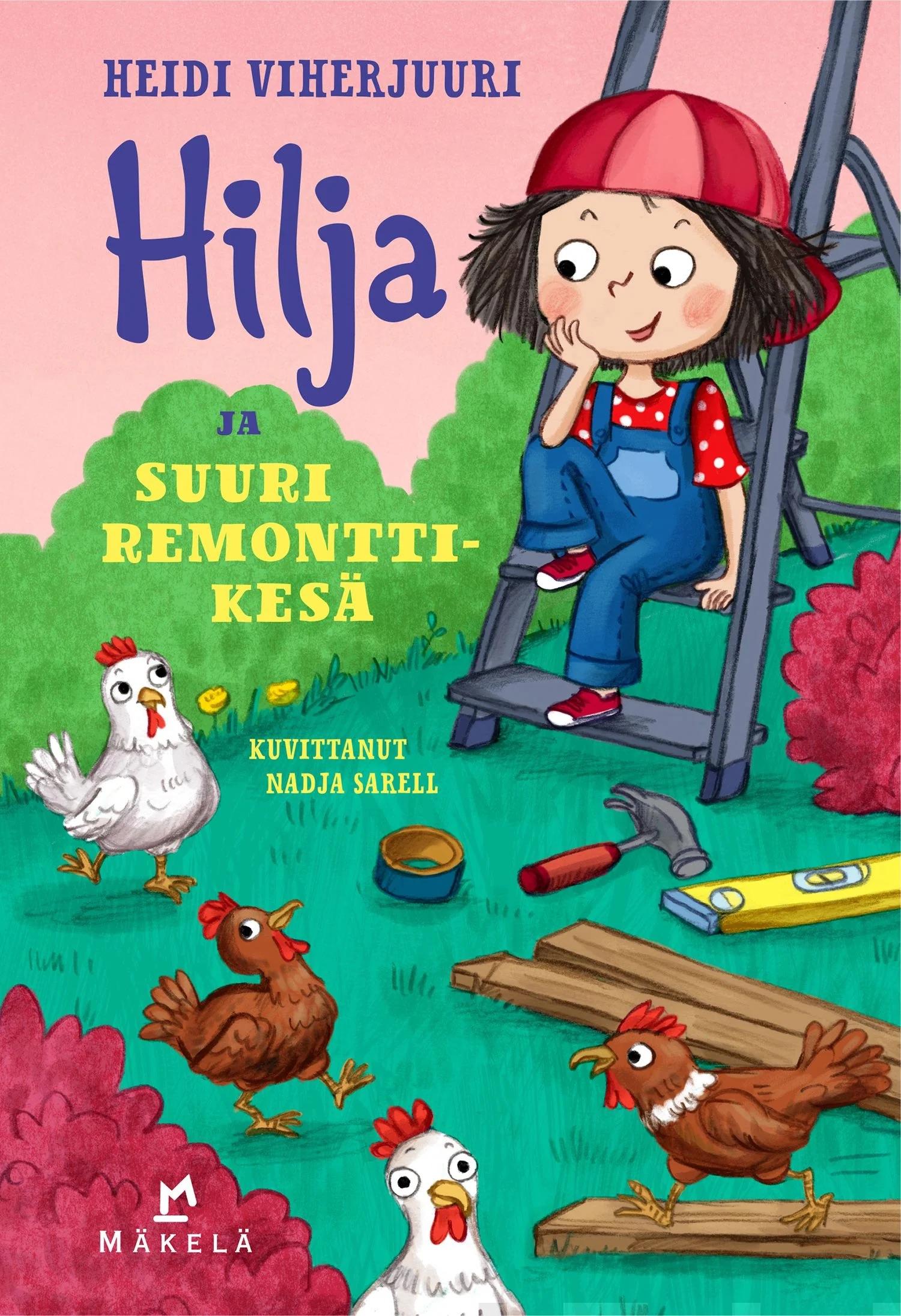 Lippikseen ja haalariin pukeutunut tyttö istuu A-tikkailla ja katselee pihalla rakennustarpeiden seassa kulkevia kanoja.