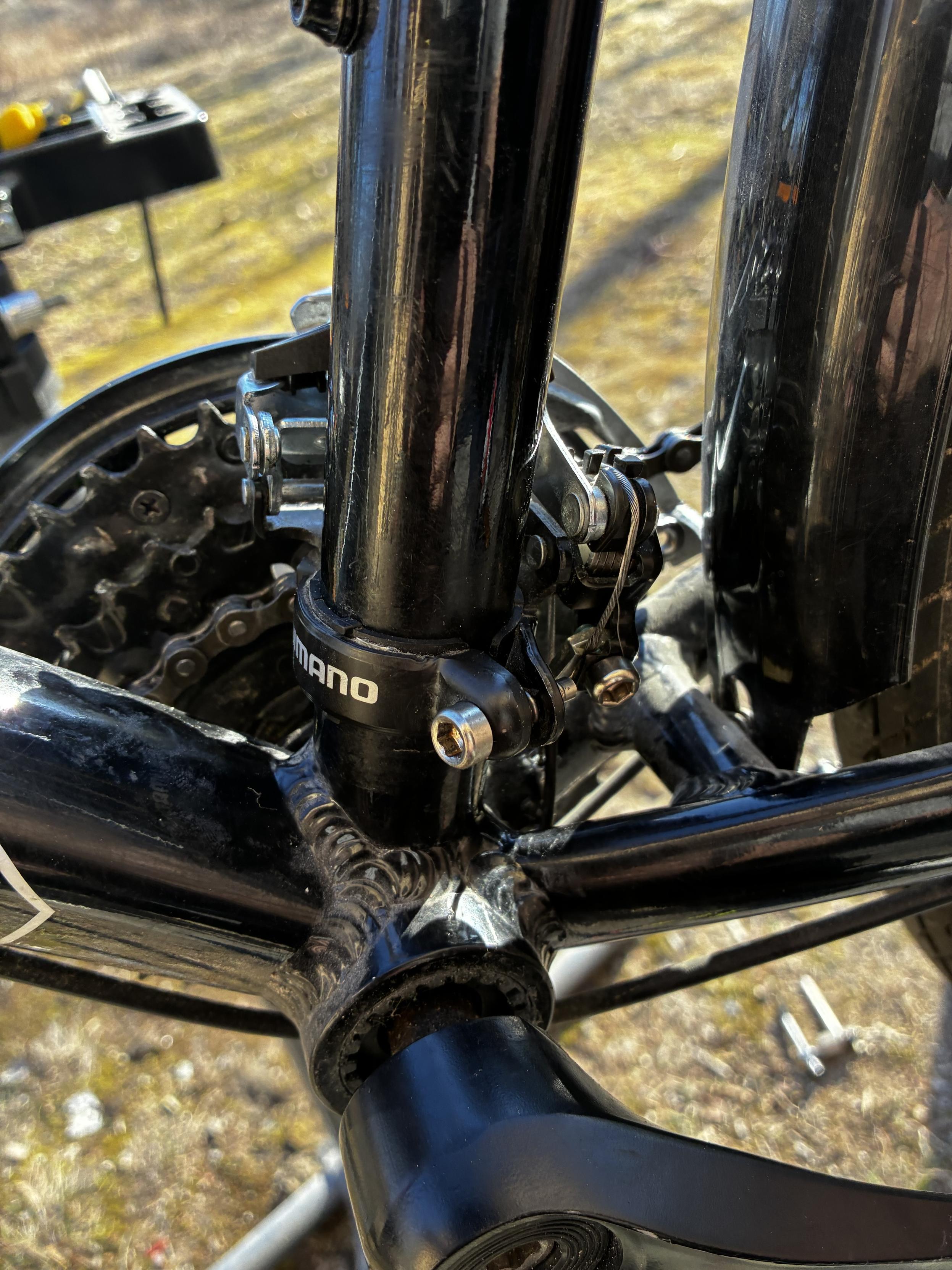 Kuva asennuksesta takaa, jossa näkyy vaihdekaapeli