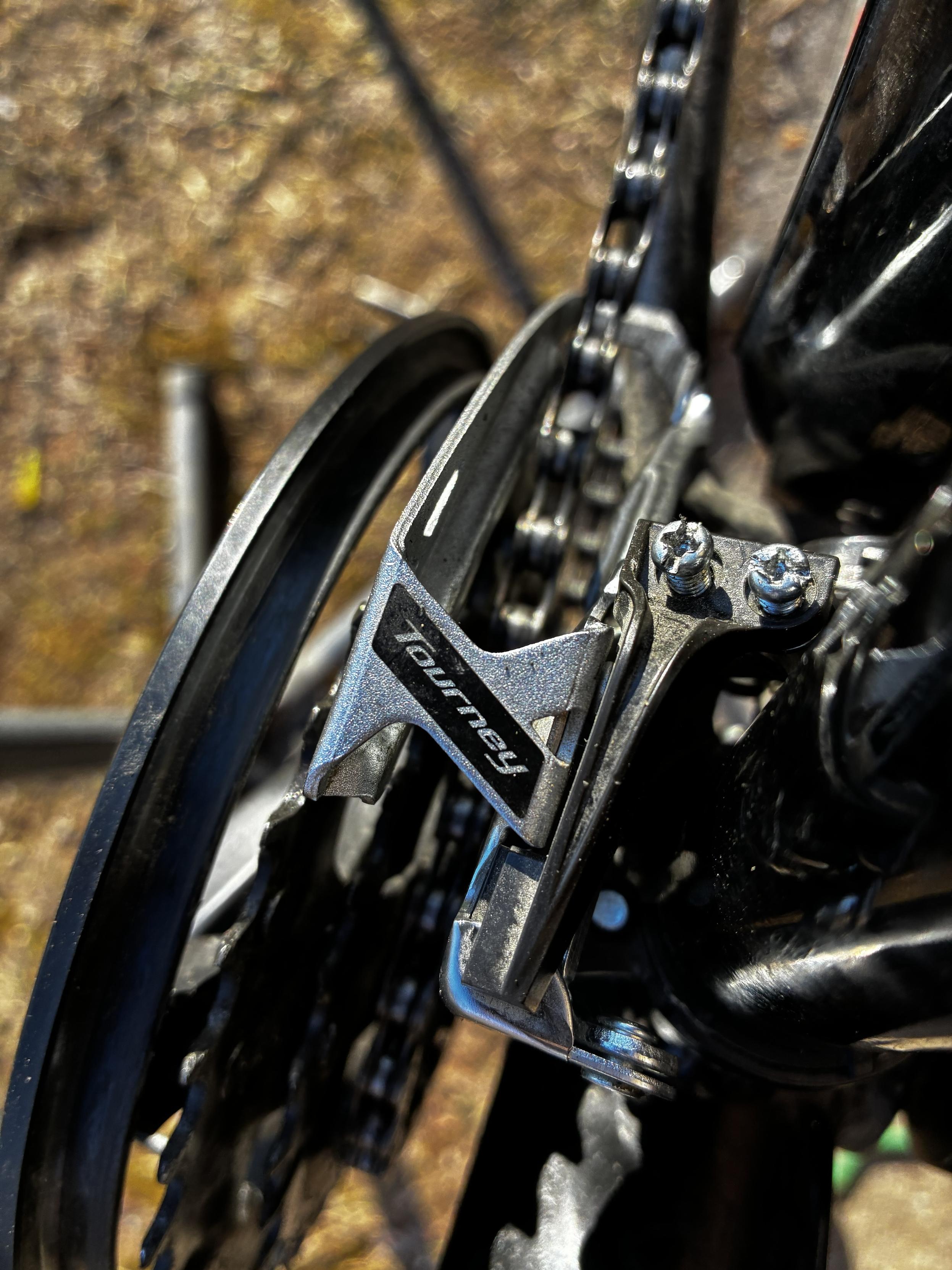 Kuva vaihtajasta ylhäältä, kuvassa näkyy säätöruuvit ja ketjua