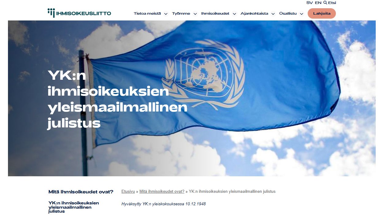 YK:n lippu liehuu sinivalkoista taivasta vasten. Teksti: YK:n ihmisoikeuksien yleismaailmallinen julistus. Kuvakaappaus YK:n sivulta