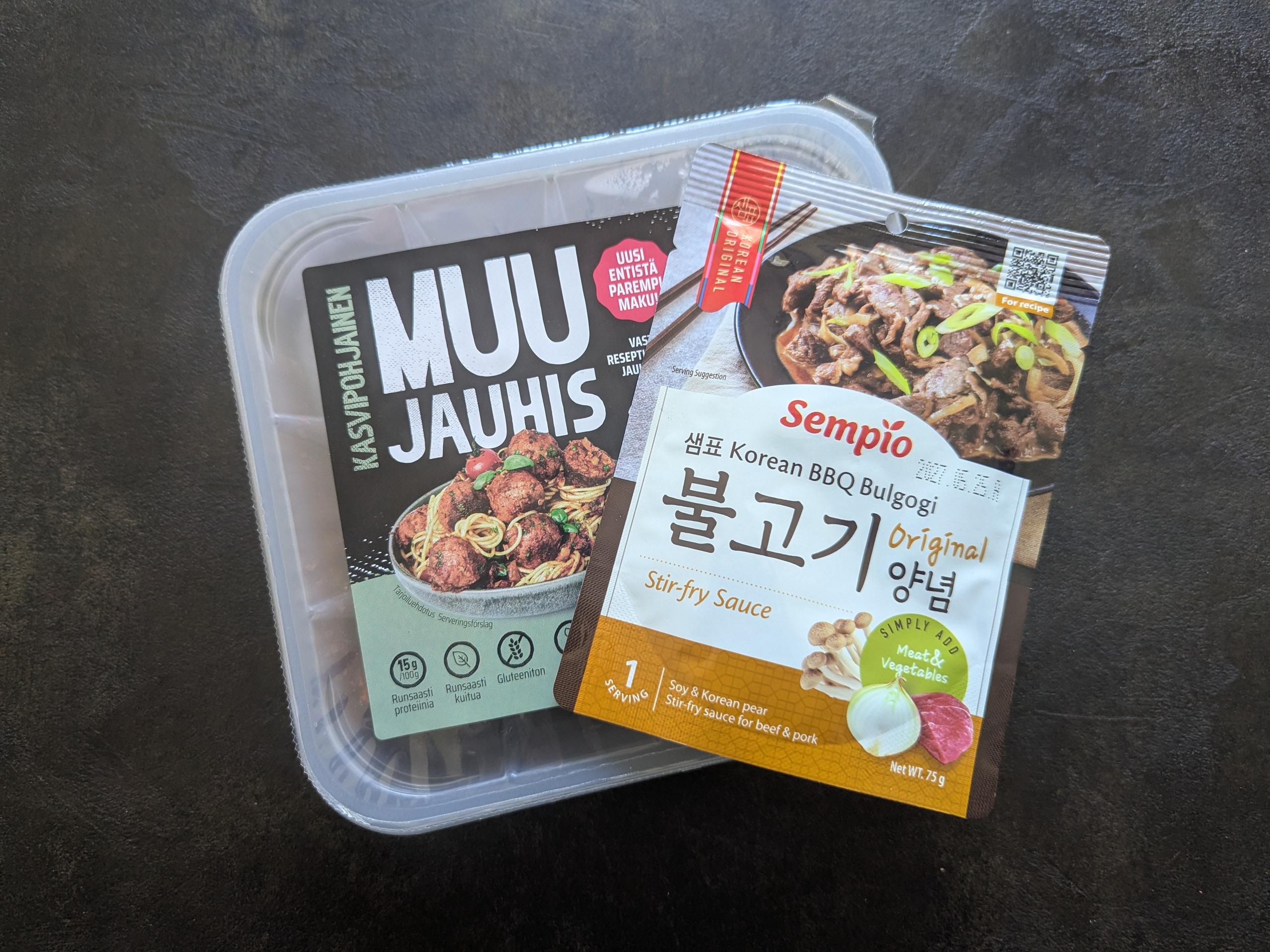 Muu Jauhis -paketti sekä Sempio Korean BBQ Bulgogi -kastikepussi.