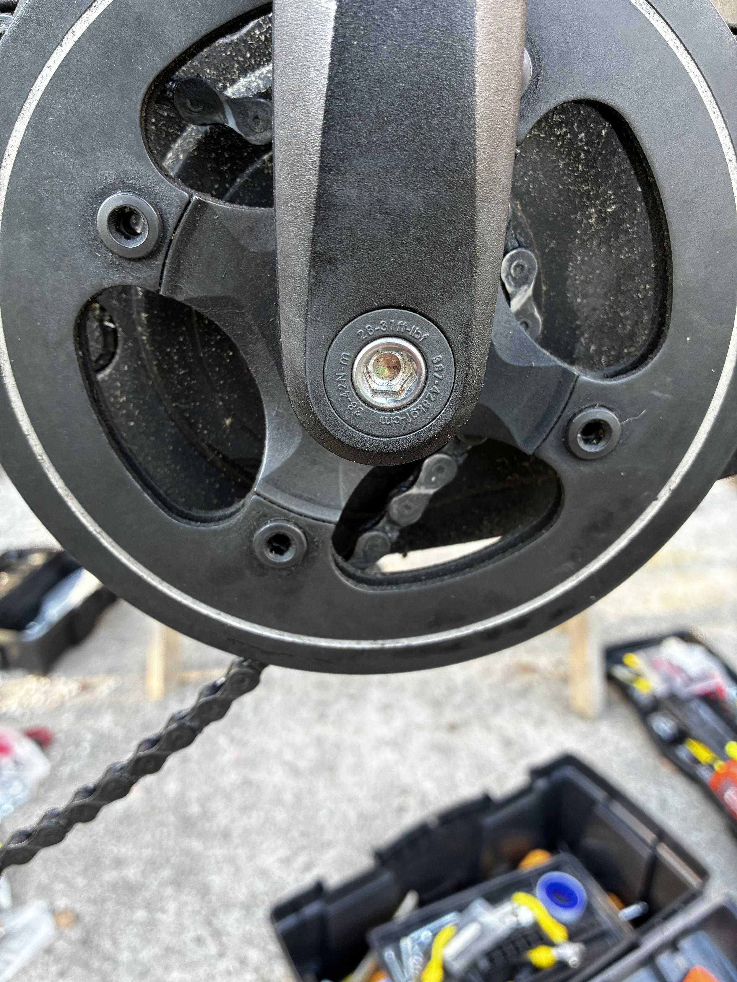 Kuva pyörän kammesta ja sen pultista.