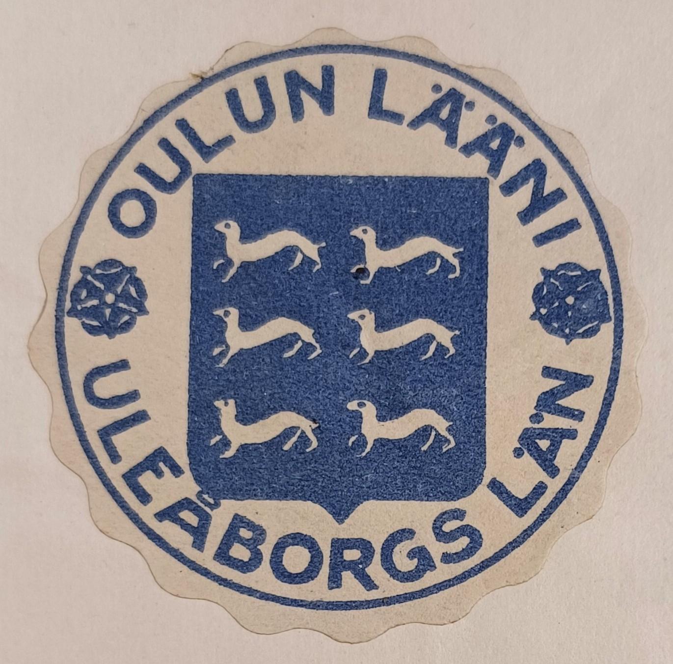 Oulun läänin vaakuna 1920-luvun alusta ja sitä ympäröivä teksti: Oulun lääni - Uleåborgs län. Väri: Sininen. Vaakunassa on sinisessä kentässä kuusi kärppää.