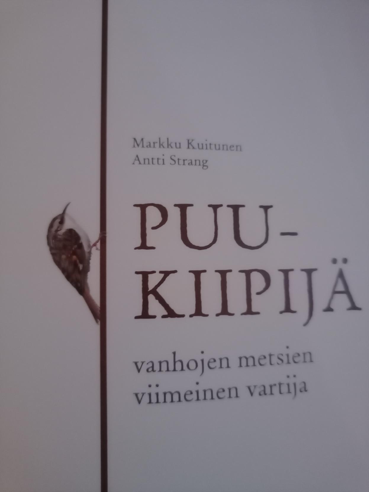 "Markku kuitunen
Antti Strang

PUUKIIPIJÄ
vanhojen metsien viimeinen vartija"

Tekstin vasemmalla puolella kunkee ruskea pystyviiva, jonka vasemmalla puolella kiipeää pieni puukiipijä.