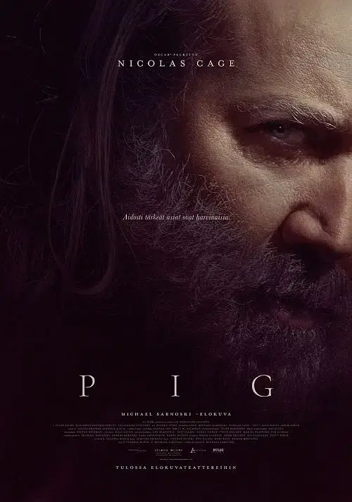Michael Sarnoskin elokuvan ”Pig” (2021) juliste • Nicolas Cagen karvoittuneet, erakoituneet kasvot katsovat surumielisnä alas.