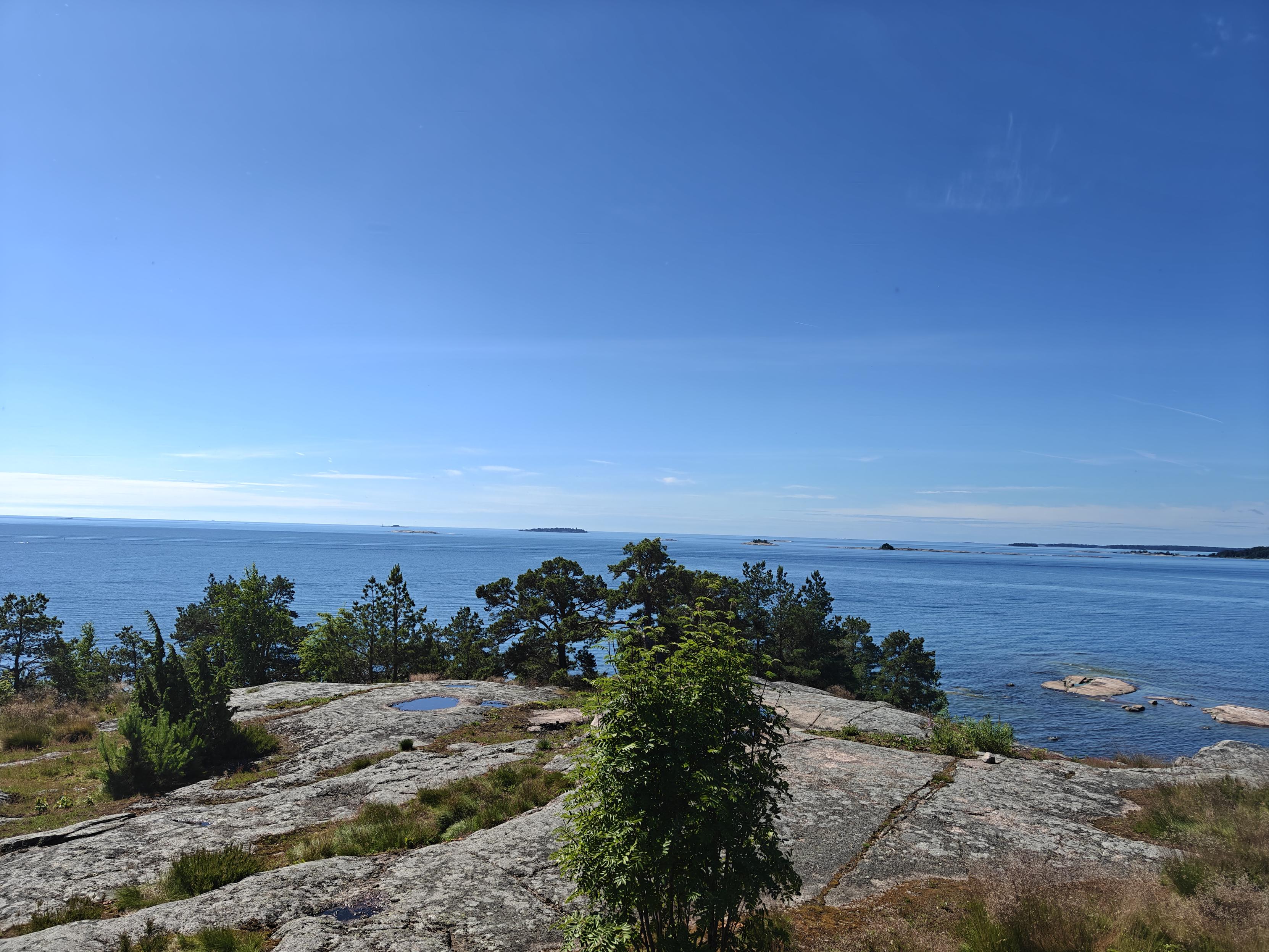 Käärmeluodon kallioilta etelään merelle