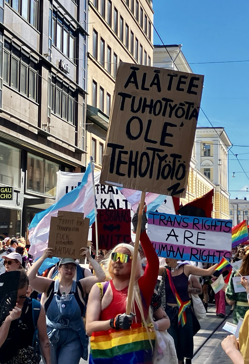 ”Älä tee tuhotyötä, ole tehotyötön” ja ”Trans rights are human rights”