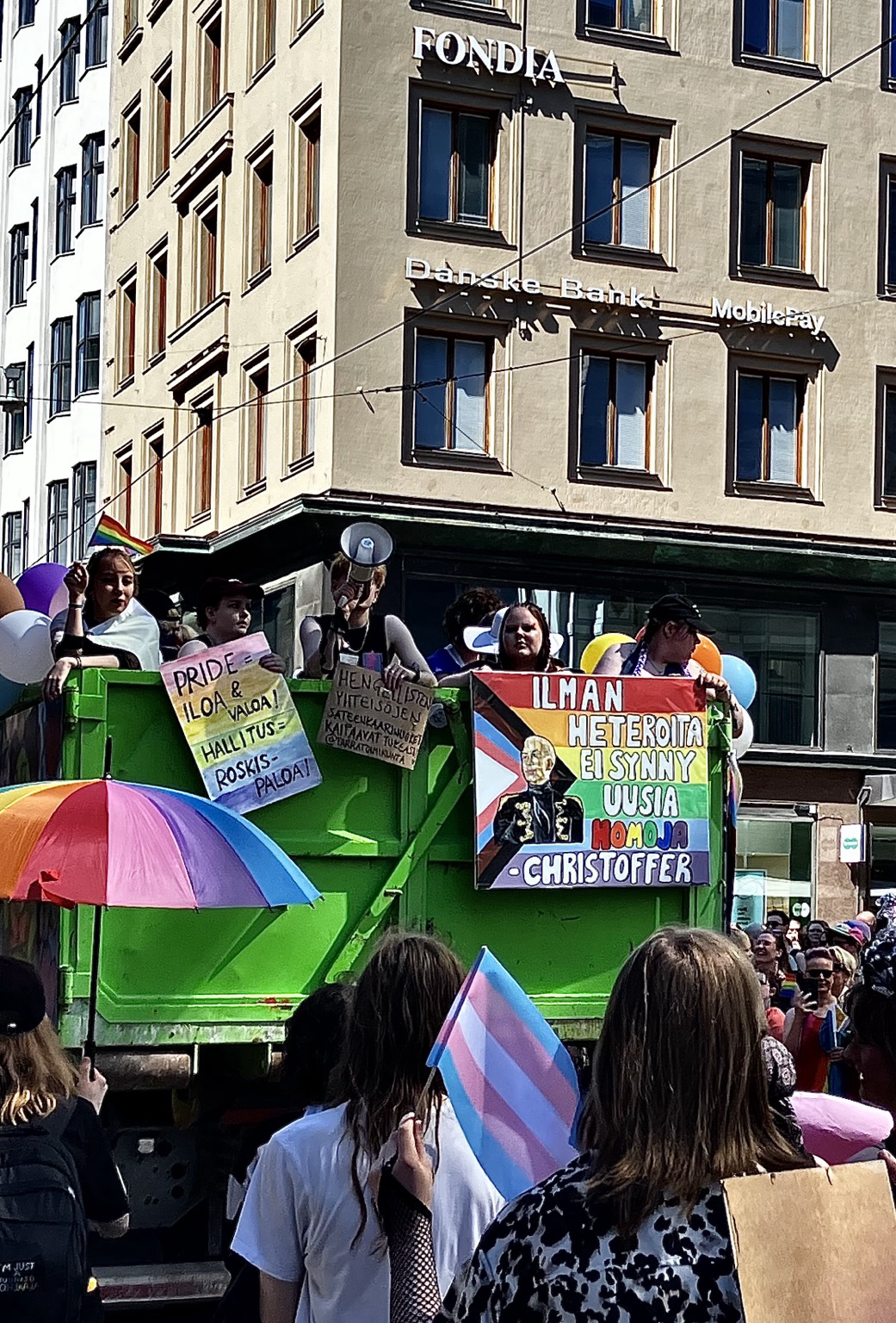 ”Pride = iloa & valoa! Hallitus = Roskispaloa!” Ja ”Ilman heteroita ei synny uusia homoja. - Christoffer”