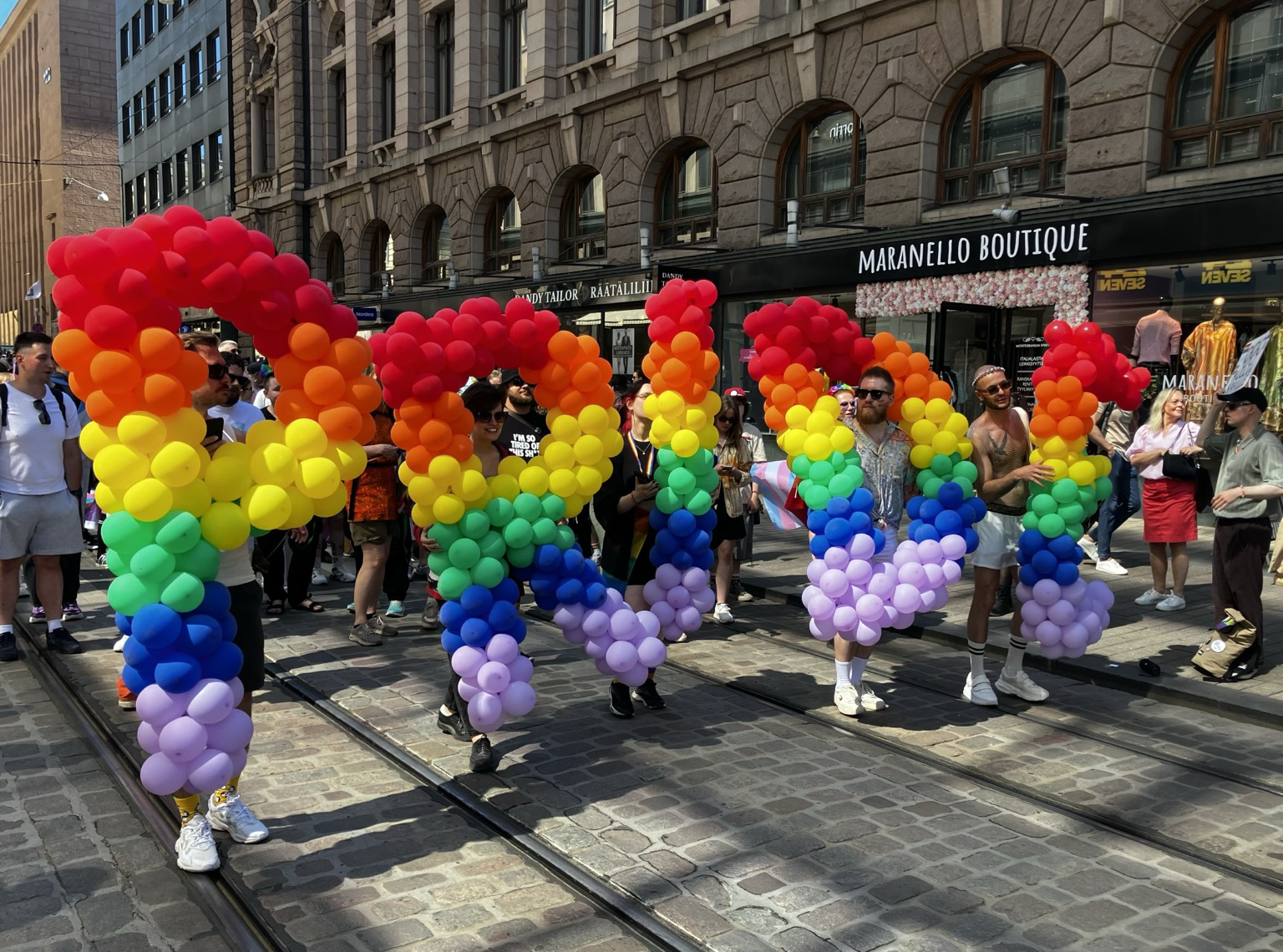 Isot sateenkaaren värisistä ilmapalloista tehdyt kirjaimet, joista muodostuu sana ”Pride”