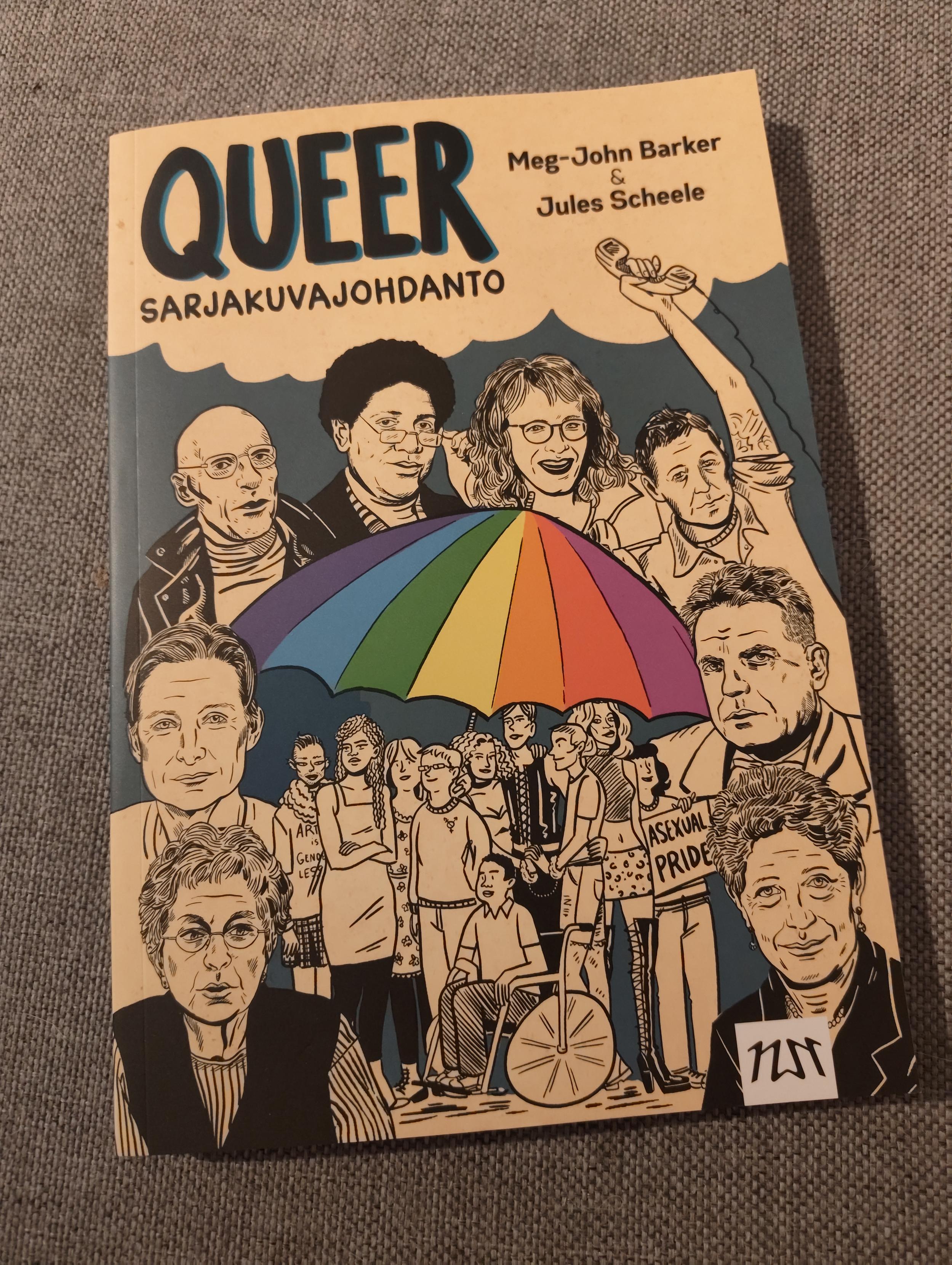 Queer sarjakuvajohdanto -kirjan kansi. Tekijät Meg-John Barker & Jules Scheele. Kansikuvassa värikäs sateenvarjo, jonka ympärillä piirrettyjä mustavalkoisia ihmishahmoja.