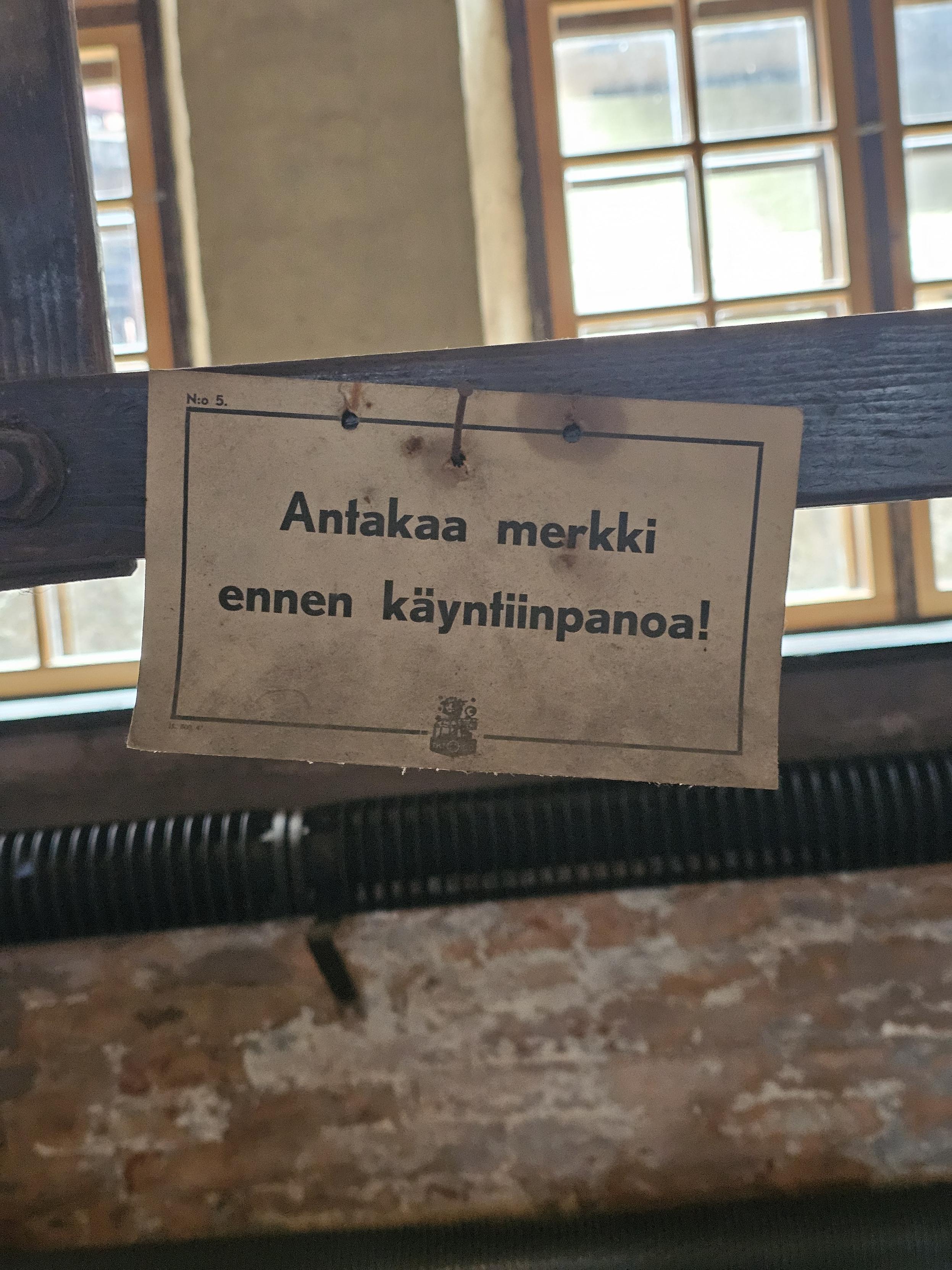 Pahvikyltti jossa lukee Antakaa merkki ennen käyntiinpanoa!