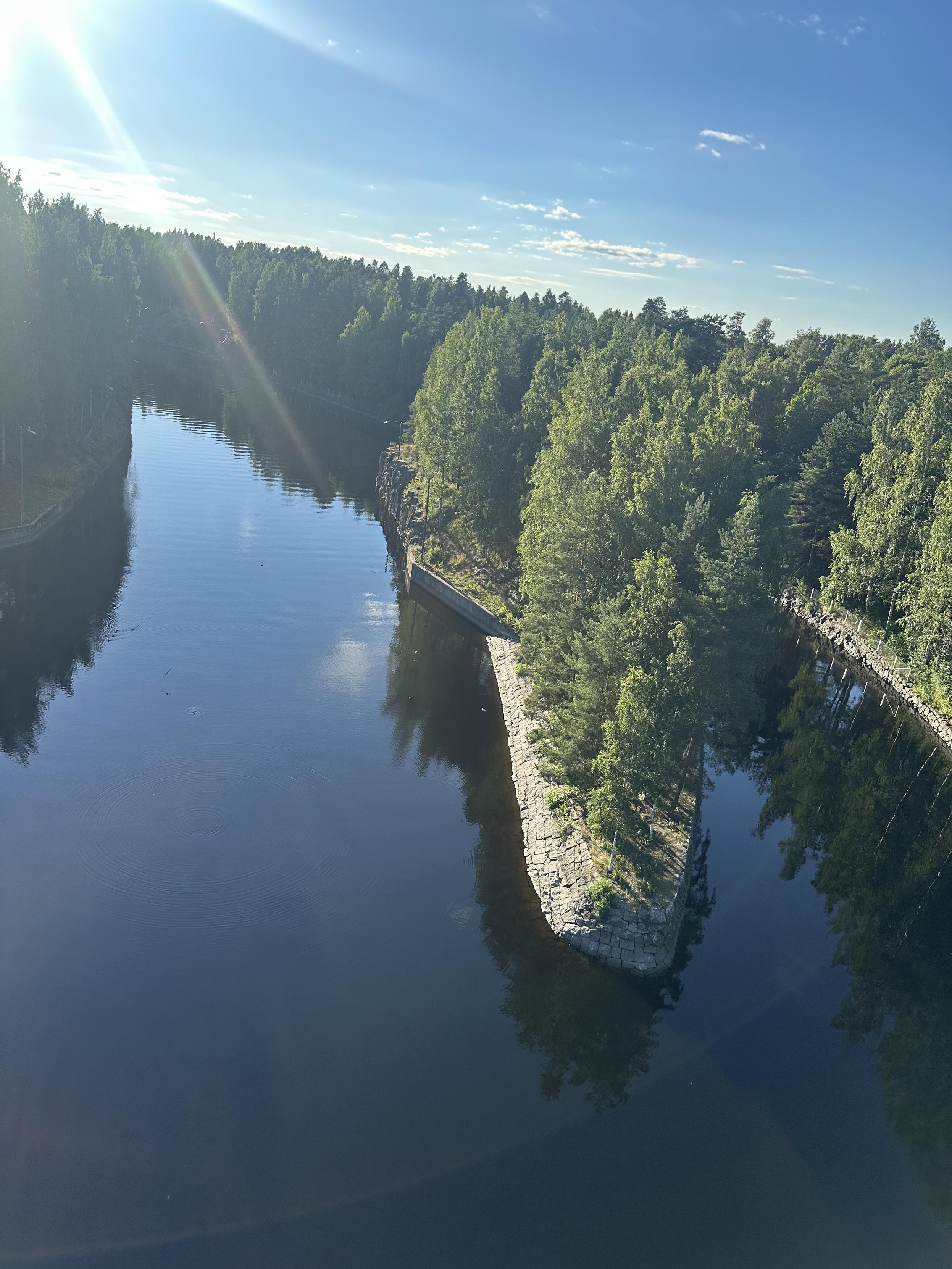 Joessa näkyy keskelle jätetty kapea saari, taitaa olla joku puiden uittoon suunniteltu ratkaisu