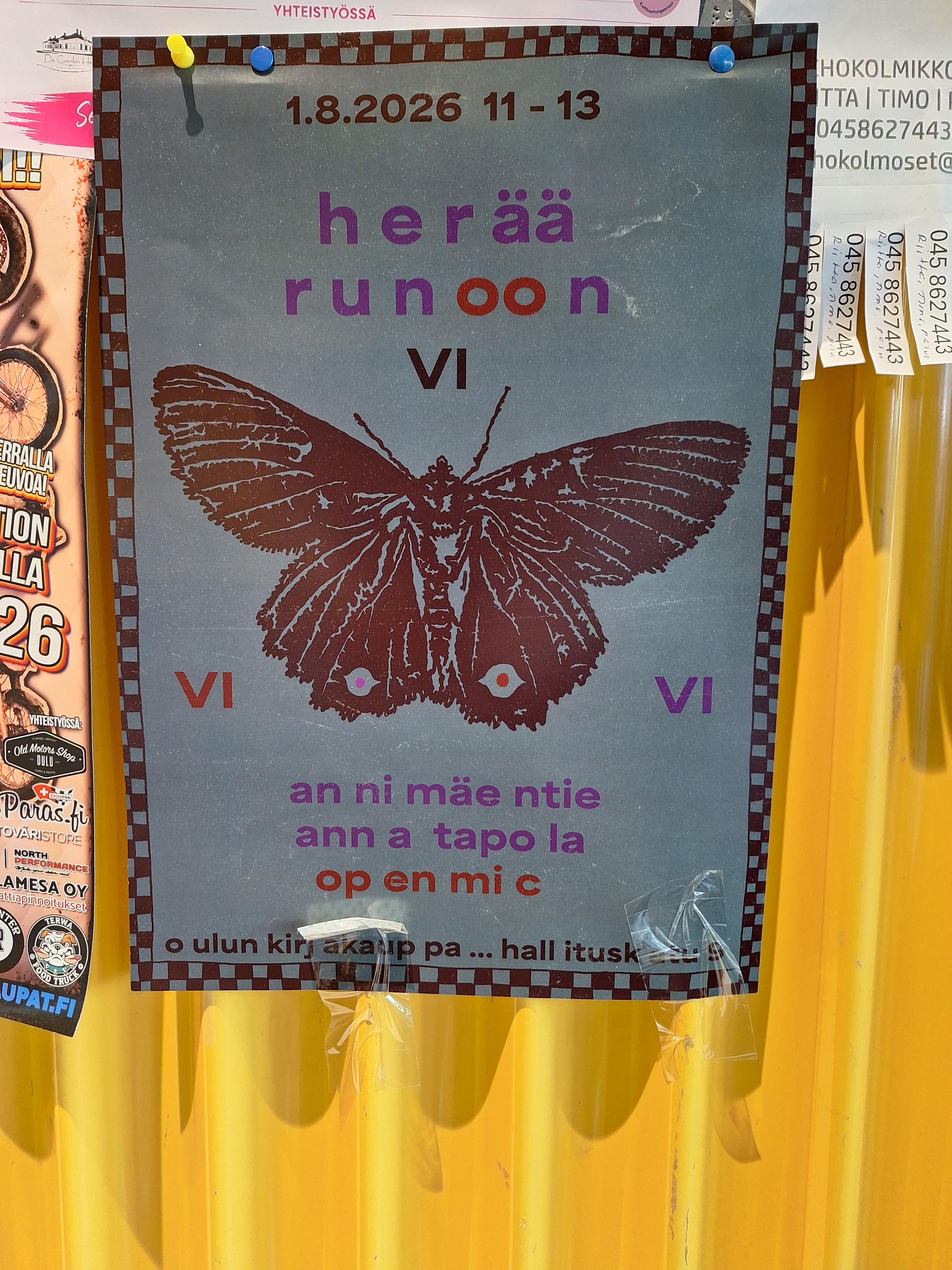 Tapahtuman posteri kertaa neljä eri seinissä