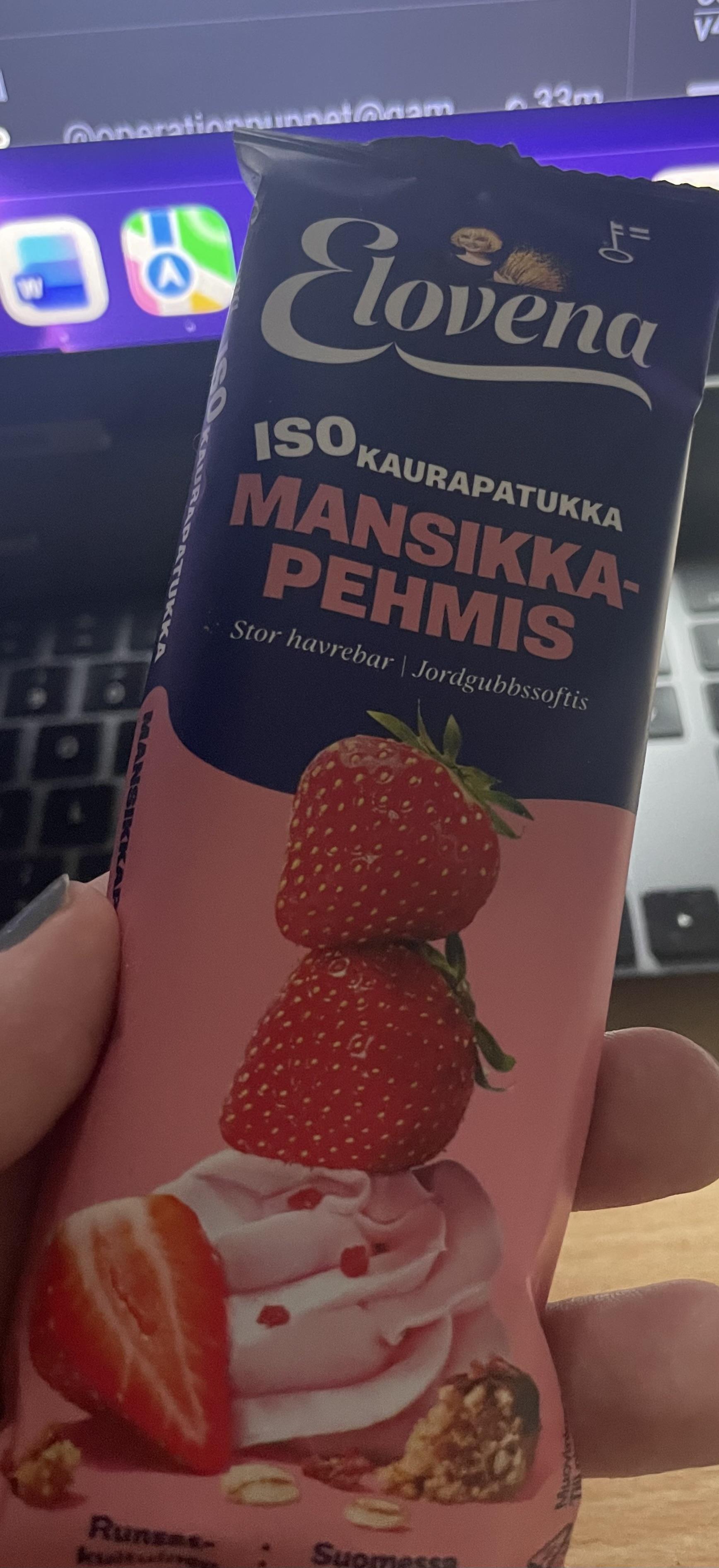 Elovenan iso kaurapatukka, jonka kuvassa on kaksi ja puoli mansikkaa pehmiksen kaverina. Patukka kertoo olevansa siis mansikkapehmiksen makuinen