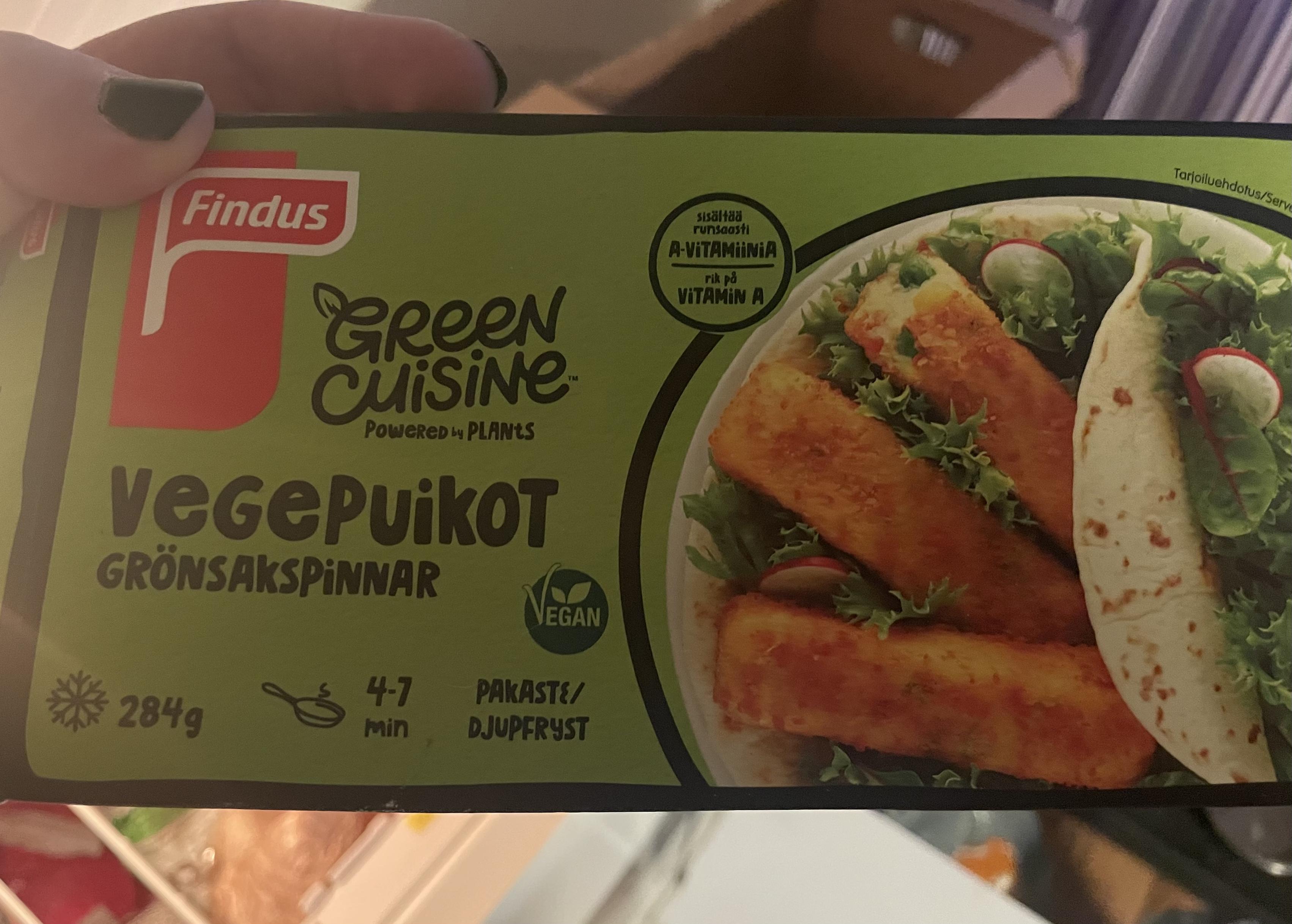 Vihreä pahvinen paketti, joka sisältää vegaanisia kasvispuikkoja. Vähän kuin kalapuikkoja, mutta kasviksilla.