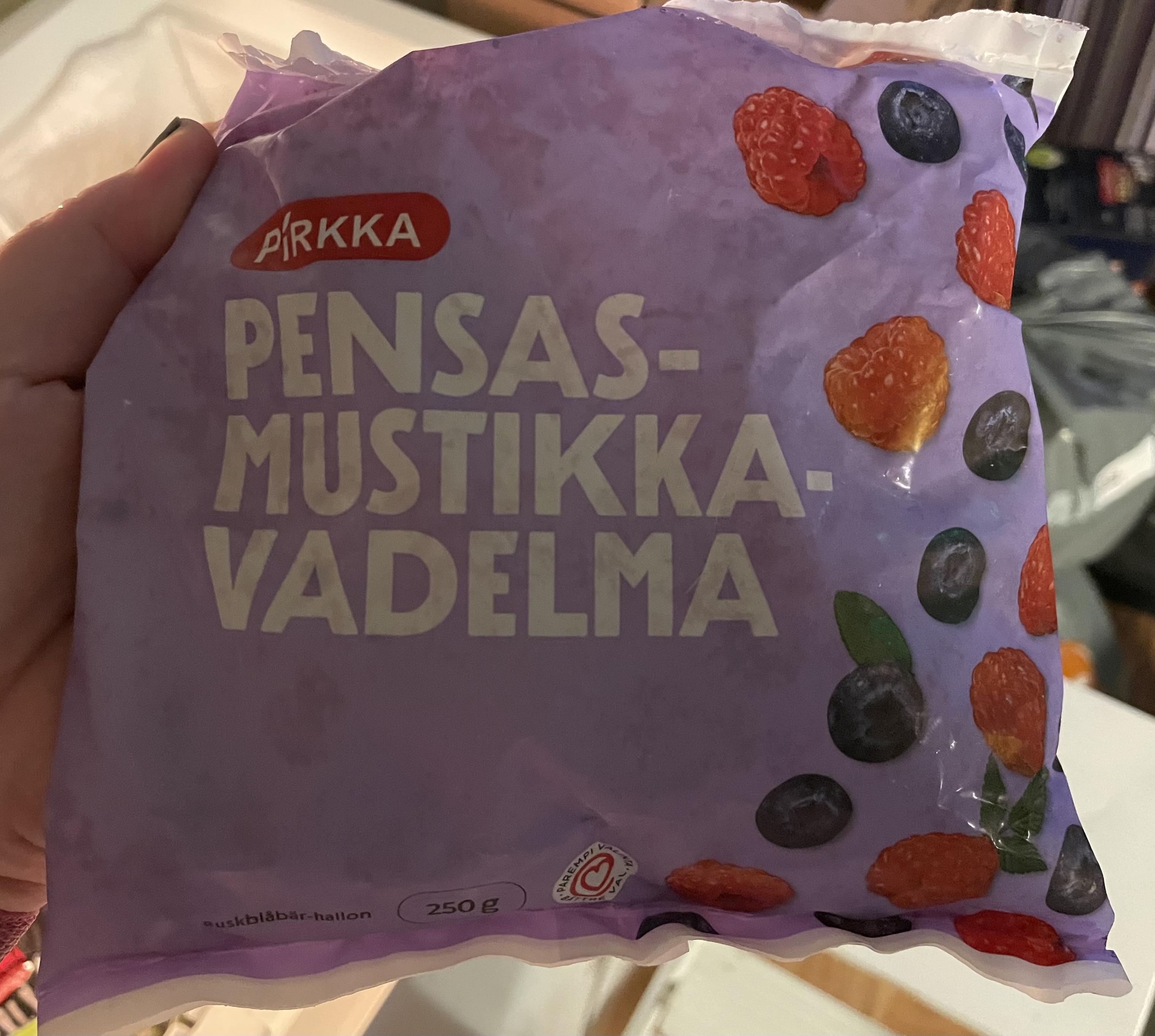 Violetti pakastepussi, joka kertoo sisältävänsä pensasmustikkaa ja vadelmaa.