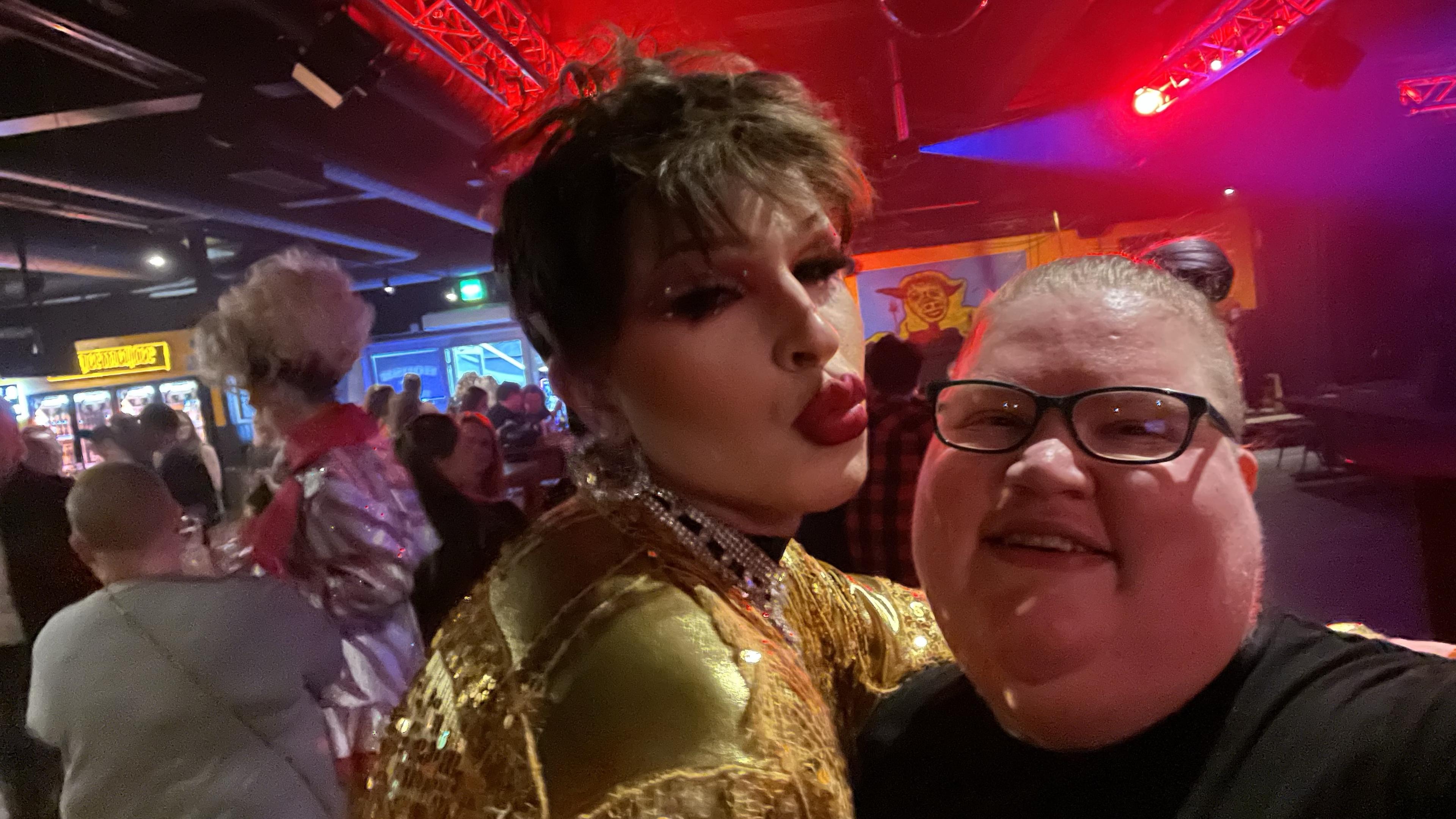 Twiggy Mallet ja minä toistemme kaulassa, Twiggy töröttää huuliaan ohimoani kohti. Taustalla myös DeeDee Van De Slay.