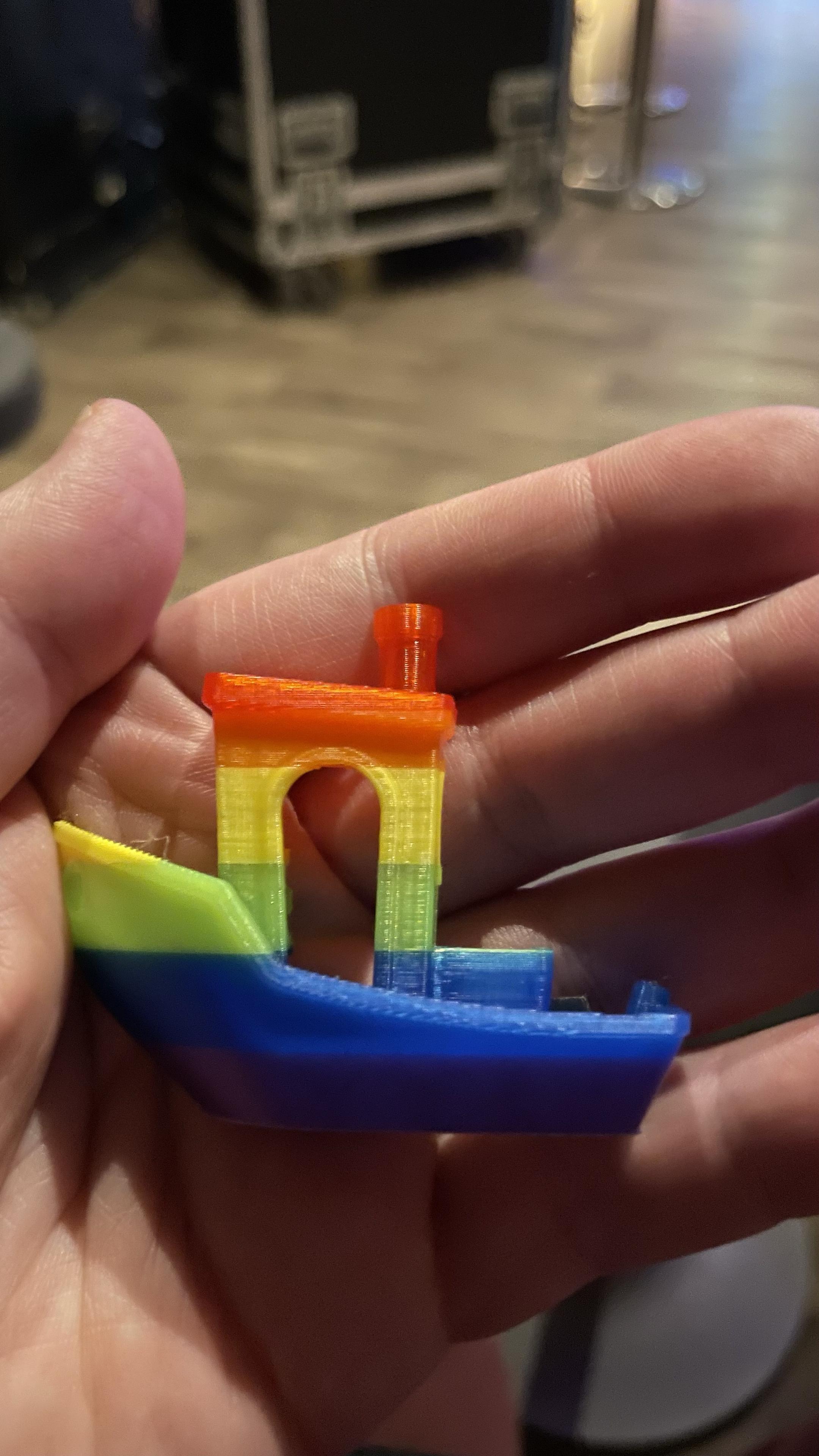Pride-benchyn puolikas. Lahjoitin kokonaiset Sanelmalle ja illan juontajille.